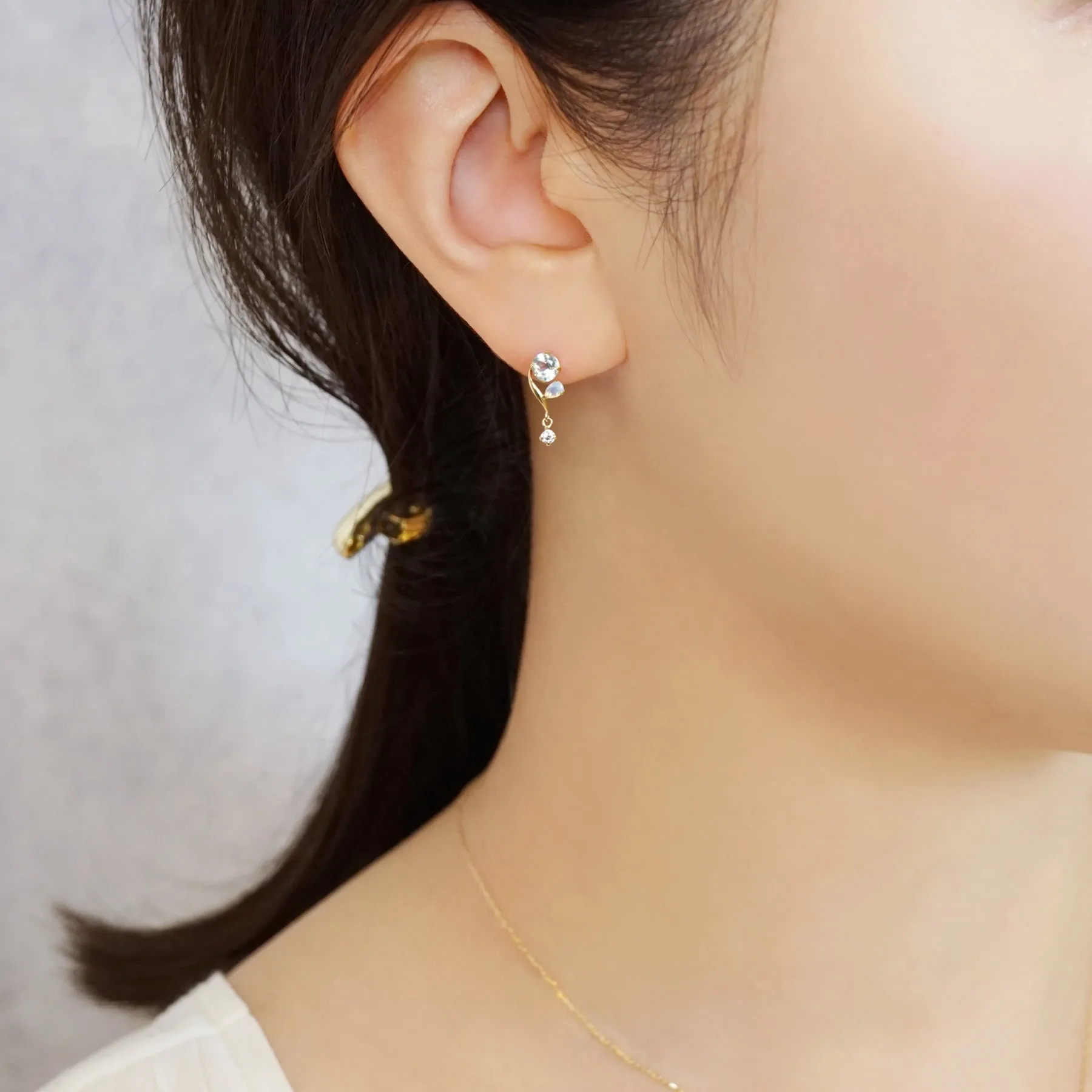 18K/10K Blue Topaz Twisted Line Swinging Earrings (Yellow Gold)